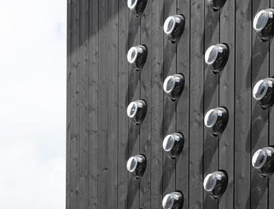 Markante Fassade: Tageslichtlinsen von Glas Marte zieren und erhellen Kunstraum Kassel.