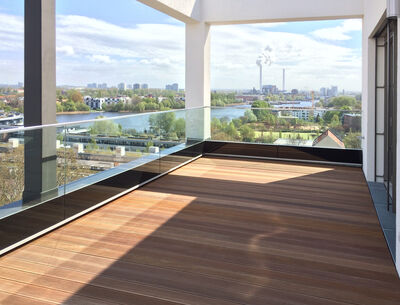 GM Railing Front Blick von einer modernen Terrasse mit Glasgeländer von Glas Marte auf eine Flusslandschaft.