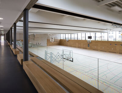 Eine Sporthalle, die mit GM RAILING Glasgeländern ausgestattet wurde