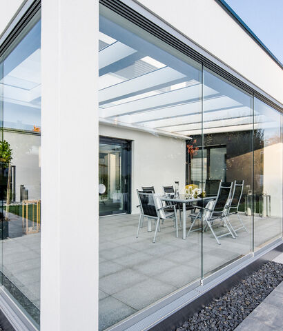 Glas Marte Terrassendach Terrasse eines Einfamilienhauses mit raumhohen Glas-Schiebetüren